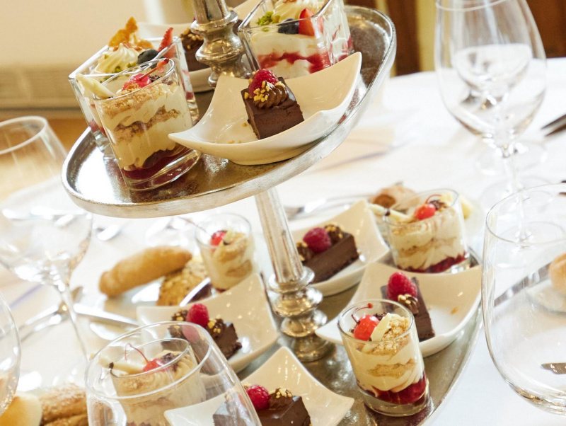 Süßspeisen auf einem gedeckten Tisch