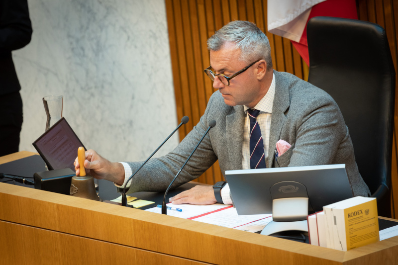 Dritter Nationalratspräsident Norbert Hofer (FPÖ) am Präsidium mit Glocke