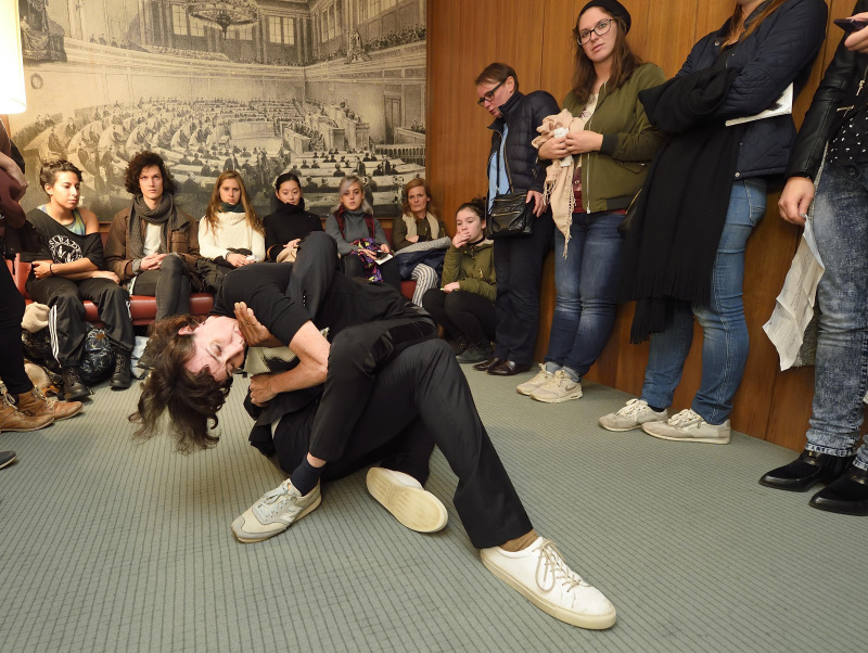 Political Knots es tanzen Esther Balfe und Emmanuel Obeya in einem Besprechungszimmer im Nationalratssaitzungssaal