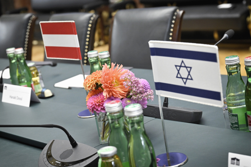 Fahnen im Empfangssalon