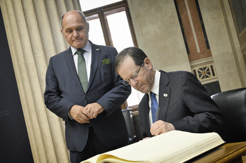 Eintrag ins Gästebuch. Von links:  Nationalratspräsident Wolfgang Sobotka (ÖVP), Staatspräsident von Israel Jtizchak Herzog