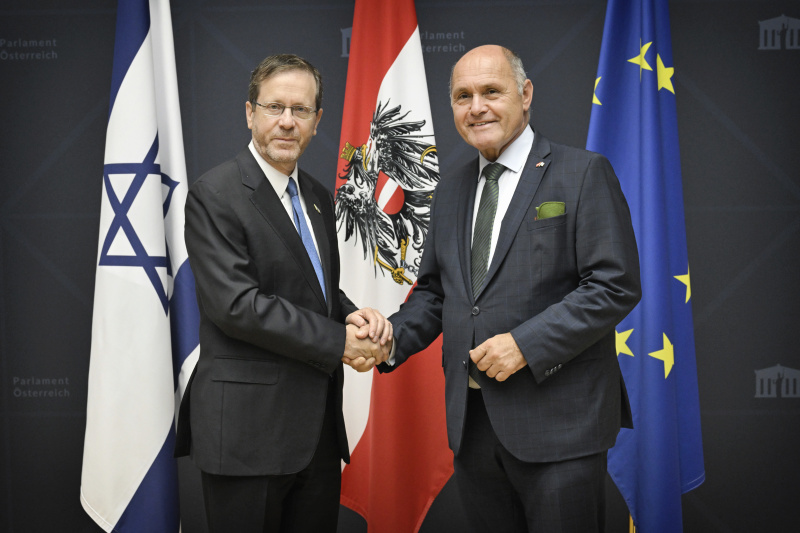 Fahnenfoto. Von links: Staatspräsident von Israel Jtizchak Herzog, Nationalratspräsident Wolfgang Sobotka (ÖVP)