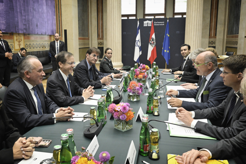 Aussprache. Rechte Tischhälfte Österreichische Delelgation mit Nationalratspräsident Wolfgang Sobotka (ÖVP) (2. von rechts) . Linke Tischhälfte israelische Delelgation mit  Staatspräsident von Israel Jtizchak  Herzog (2. von links)