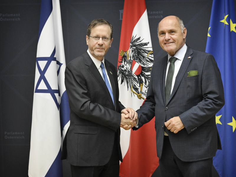 Fahnenfoto. Von links: Staatspräsident von Israel Jitzchak Herzog, Nationalratspräsident Wolfgang Sobotka
