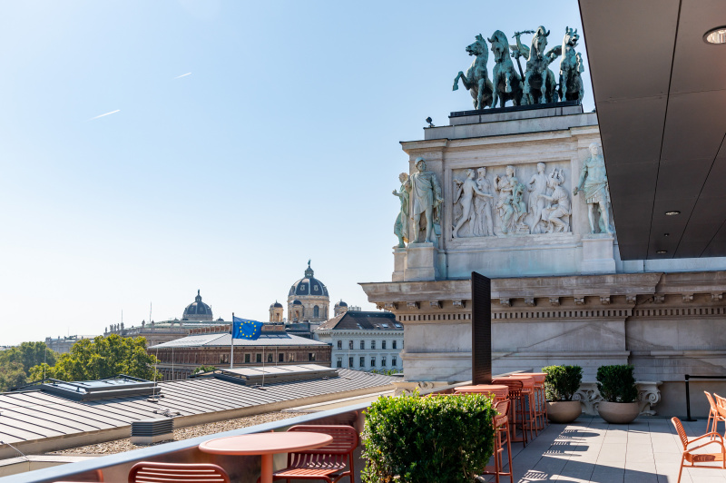 Blick von der Hofburg Terasse in Richtung EU-Fahne am Parlamentsdach