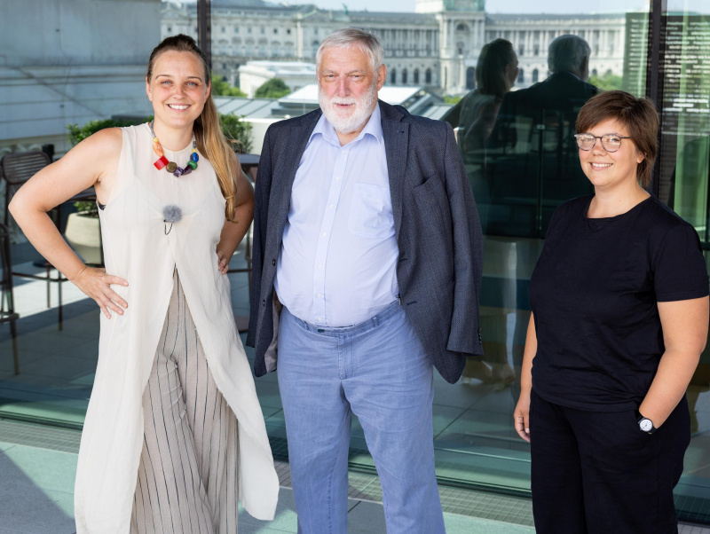 Von rechts: Europarechtsexpertin Teresa Weber, EU-Kommissar a.D. Franz Fischler,  Podcast Host Tatjana Lukáš