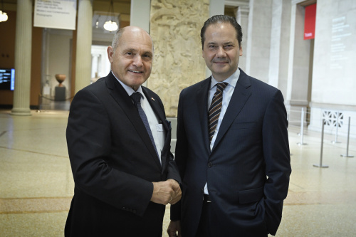 A visit to the Metropolitan Museum New York.  From left: National Council President Wolfgang Sobotka (ÖVP), Max Hollin, director of the Metropolitan Museum of Art in New York City