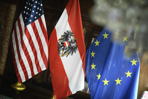 Flaggen USA, Österreich, Europäische Union im Generalkonsulat
