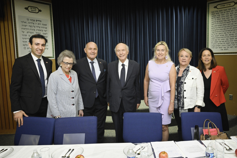 Treffen mit Rabbi Arthur Schneier. Von links: David Pinchasov, Elisabeth Schneier, Nationalratspräsident Wolfgang Sobotka (ÖVP), Rabbi Arthur Schneier, Botschafterin Petra Schneebauer, Generalkonsulin Helene Steinhäusl, Karen Dresbach,