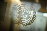 Treffen mit dem Generalsekretär der Vereinten Nationen António Guterres. Logo der UNO