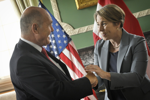 Treffen mit Massachusetts Governor Maura Healey. Von links: Nationalratspräsident Wolfgang Sobotka (ÖVP), Gouverneurin von Massachusetts Maura Healey
Fahnen von links: USA, Österreich