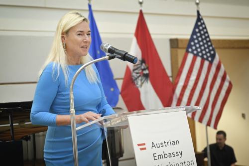 Besuch der Victor Gruen-Ausstellung in der Österreichischen Botschaft. Begrüßung. Botschafterin Petra Schneebauer