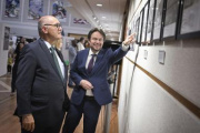 Besuch der Victor Gruen-Ausstellung in der Österreichischen Botschaft. Von links: Nationalratspräsident Wolfgang Sobotka (ÖVP), Kurator der Ausstellung