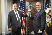 Treffen mit William McFarland, Sergeant at Arms of the US House of Representatives. Von links: Nationalratspräsident Wolfgang Sobotka (ÖVP), William McFarland
Fahne: USA