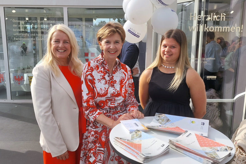 Von links: Bundesratspräsidentin Claudia Arpa, Landtagspräsidentin Brigitta Pallauf und eine Mitarbeiterin der Ausstellung