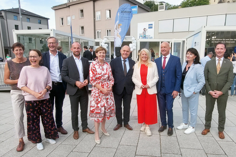 Von links: Nationalratsabgeordnete Astrid Rössler (GRÜNE), Landtagsabgeordnete Martina Berthold, Vizedirektor PLUS Martin Weichbold, Landtagsabgeordneter David Egger, Landtagspräsidentin Brigitta Pallauf, Nationalratspräsident Wolfgang Sobotka (ÖVP), Bundesratspräsidentin Claudia Arpa (SPÖ), Zweite Landtagspräsident Andrea Teufl, Landtagsabgeordnete Karin Berger, Nationalratsabgeordneter Volker Reifenberger (FPÖ)