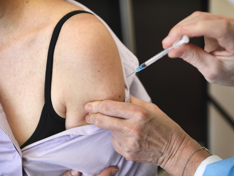 Eine Person wird an der Schulter geimpft.