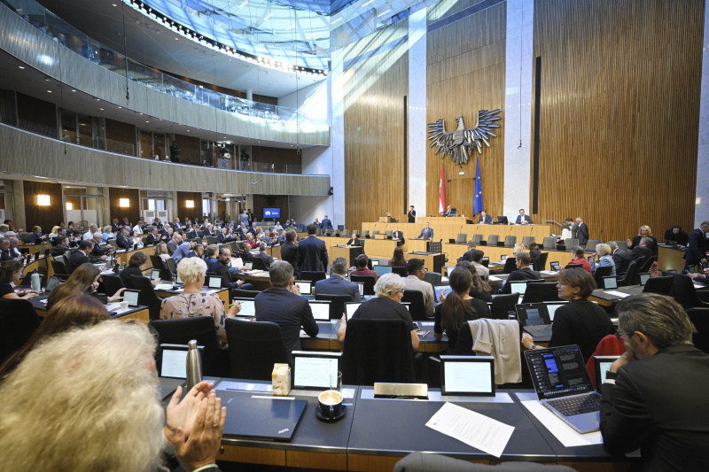 Blick Richtung Sitzungsteilnehmer:innen