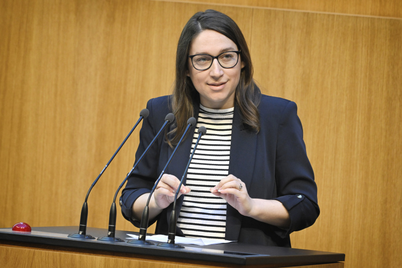 Am Rednerpult: Nationalratsabgeordnete Julia Herr (SPÖ)