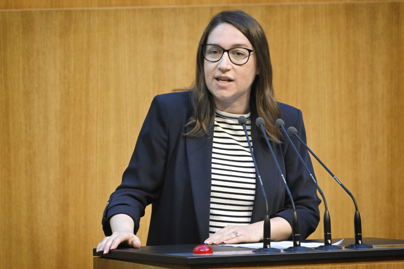 Am Rednerpult: Nationalratsabgeordnete Julia Herr (SPÖ)