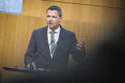 Am Rednerpult: Nationalratsabgeordneter Peter Weidinger (ÖVP)
