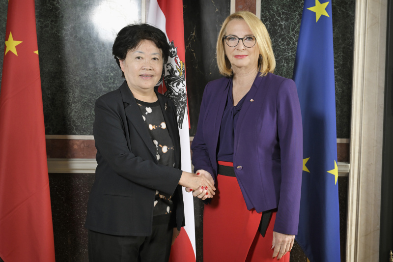 Von links: Vorsitzende des Verfassungs- und Justizausschusses Chunying Xin, Zweite Nationalratspräsidentin Doris Bures (SPÖ)