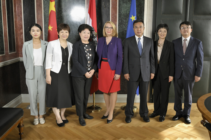 Gruppenfoto. Vorsitzende des Verfassungs- und Justizausschusses Chunying Xin (3. von links), Zweite Nationalratspräsidentin Doris Bures (SPÖ) (4. von links)
