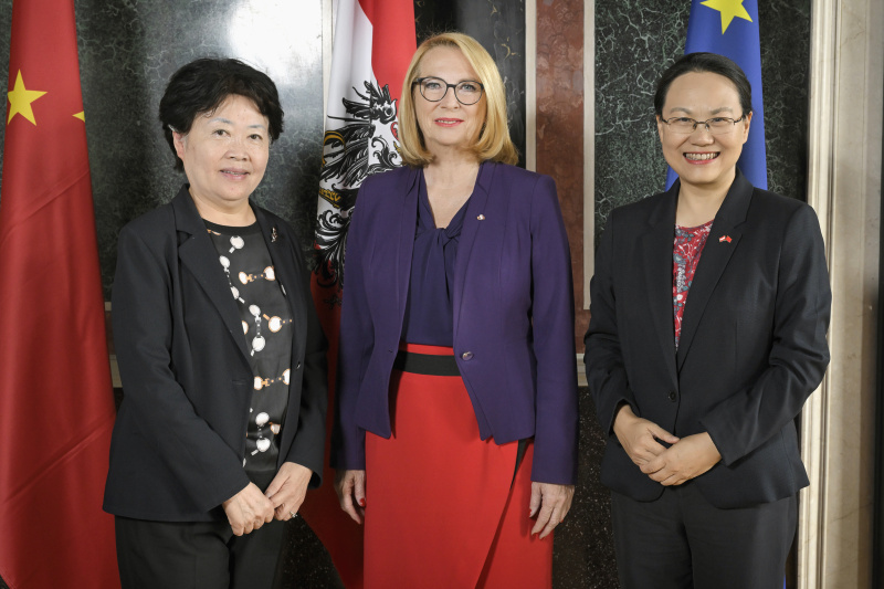 Von links: Vorsitzende des Verfassungs- und Justizausschusses Chunying Xin, Zweite Nationalratspräsidentin Doris Bures (SPÖ), Botschafterin Chinas Qi Mei
