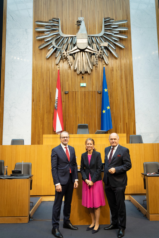 Group picture, from left: Josef Aschbacher, Director of ESA, Therese Niss, Member of the Austrian Parliament, Josef Aschbacher, Director of ESA 