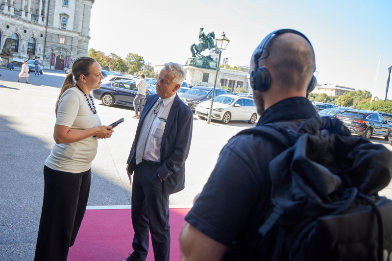 Vor der Hofburg, Eingang Heldenplatz
Von rechts: Reinhold Lopatka, Nationalratsabgeordneter (ÖVP), Moderatorin/Interviewerin Tatjana Lukáš