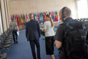 In den OSZE Räumlichkeiten der Hofburg
2. von links: Reinhold Lopatka, Nationalratsabgeordneter (ÖVP), 3. von links: Moderatorin/Interviewerin Tatjana Lukáš