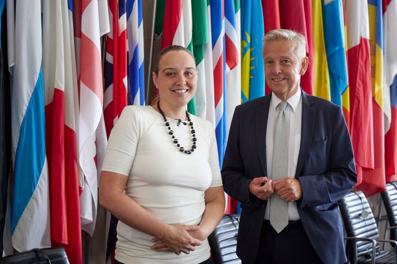 In den OSZE Räumlichkeiten der Hofburg
Von rechts: Reinhold Lopatka, Nationalratsabgeordneter (ÖVP), Moderatorin/Interviewerin Tatjana Lukáš