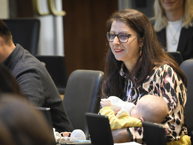 Nationalratsabgeordnete Muna Duzdar (SPÖ) mit Baby