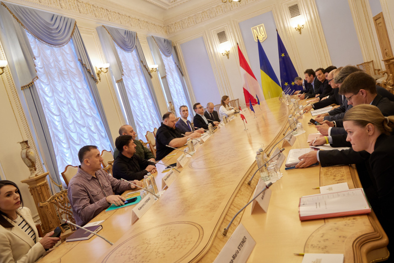 Aussprache. Rechte Seite Österreichische Delegation mit Nationalratspräsident Wolfgang Sobotka (ÖVP) (5. von rechts), Linke Seite Ukrainische Delegation mit Vorsitzenden der Werchowna Rada der Ukraine Ruslan Stefanchuk (5. von links)