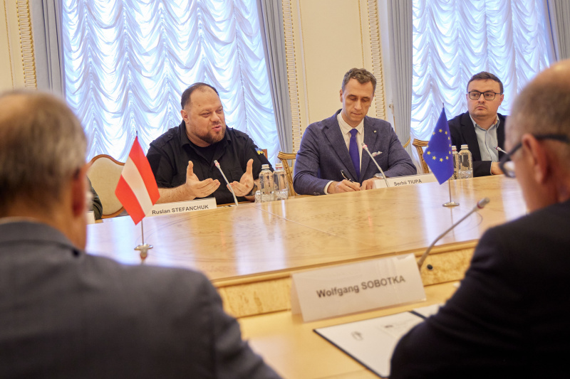 Vorsitzender der Werchowna Rada der Ukraine Ruslan Stefanchuk (links) während der Aussprache