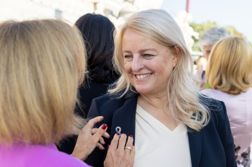 Bundesratspräsidentin Claudia Arpa (SPÖ) beim Anstecken der Pink Ribbon Nadel