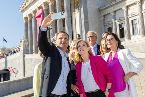 Selfie vor dem Parlament. Erste Reihe: Klubobmann Philip Kucher (SPÖ), Klubobfrau Beate Meinl-Reisinger (NEOS), Nationalratsabgeordnete Gudrun Kugler (ÖVP)