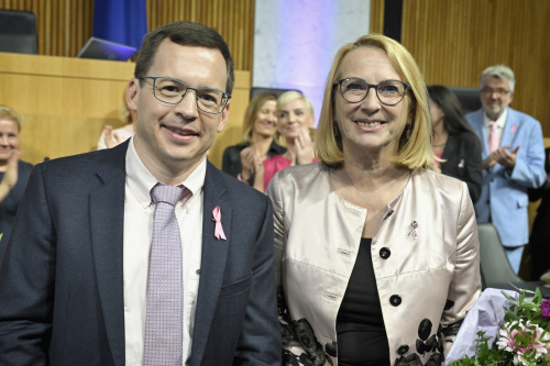 Von links: Preisträger Sandro Keller, Zweite Nationalratspräsidentin Doris Bures (SPÖ)