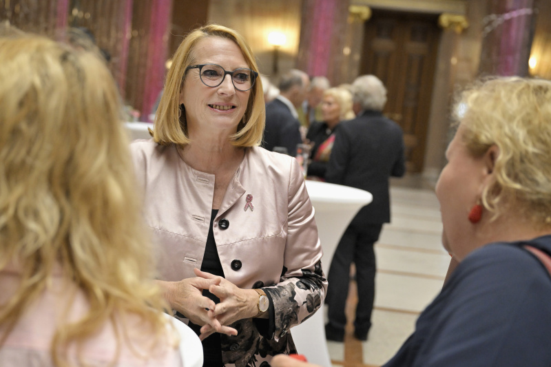 Zweite Nationalratspräsidentin Doris Bures (SPÖ) mit Veranstaltungsteilnehmer:innen