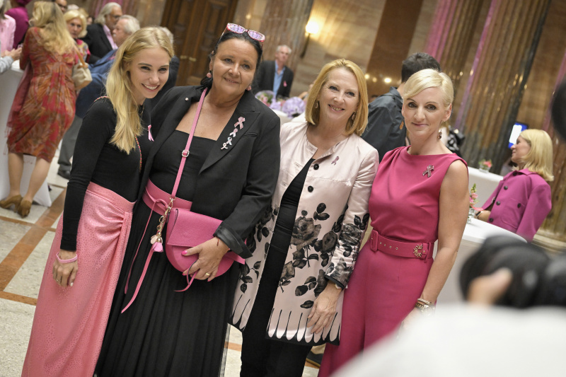 Zweite Nationalratspräsidentin Doris Bures (SPÖ) mit Veranstaltungsteilnehmer:innen