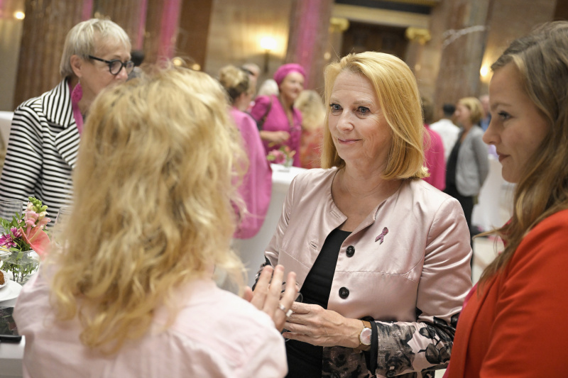 Zweite Nationalratspräsidentin Doris Bures (SPÖ) mit Veranstaltungsteilnehmer:innen