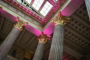 Säulenhalle mit spezieller rosa Beleuchtung