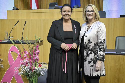 Von links: Geschätsführerin Österreichische Krebshilfe Doris Kiefhaber, Zweite Nationalratspräsidentin Doris Bures (SPÖ)