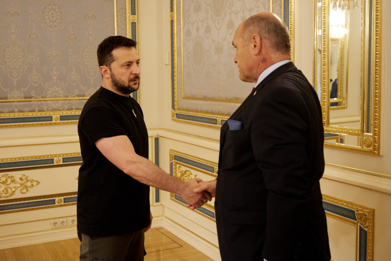 Treffen mit Präsident der Ukraine Volodymyr Selenskyj. Von rechts Nationalratspräsident Wolfgang Sobotka (ÖVP), Präsident der Ukraine Volodymyr Selenskyj