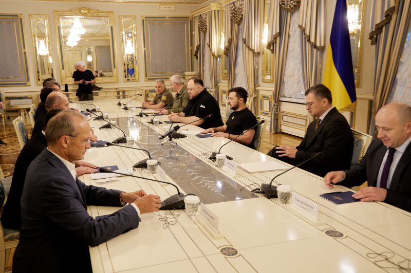 Aussprache. Linke Tischhälfte: Österreichische Delegation unter der Leitung von Nationalratspräsident Wolfgang Sobotka (ÖVP) (3.von links) . Rechte Tischhälfte: Ukrainische Delegation unter der Leitung des Präsidenten der Ukraine Volodymyr Selenskyj (3. von rechts)