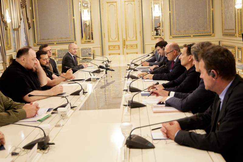 Aussprache. Rechte Tischhälfte: Österreichische Delegation unter der Leitung von Nationalratspräsident Wolfgang Sobotka (ÖVP) (4.von rechts). Rechte Tischhälfte: Ukrainische Delegation unter der Leitung des Präsidenten der Ukraine Volodymyr Selenskyj (2. von links)