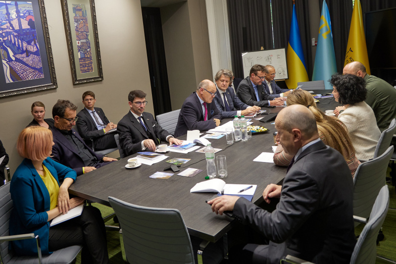 Arbeitsgespräch. Linke Seite Österreichische Delegation mit Nationalratspräsident Wolfgang Sobotka (ÖVP) (6.links). Rechte Seite Ukrainische Delegation mit Ständiger Vertreterin des Präsidenten der Ukraine in der Autonomen Republik Krim Tamila Tashewa (2. von rechts)