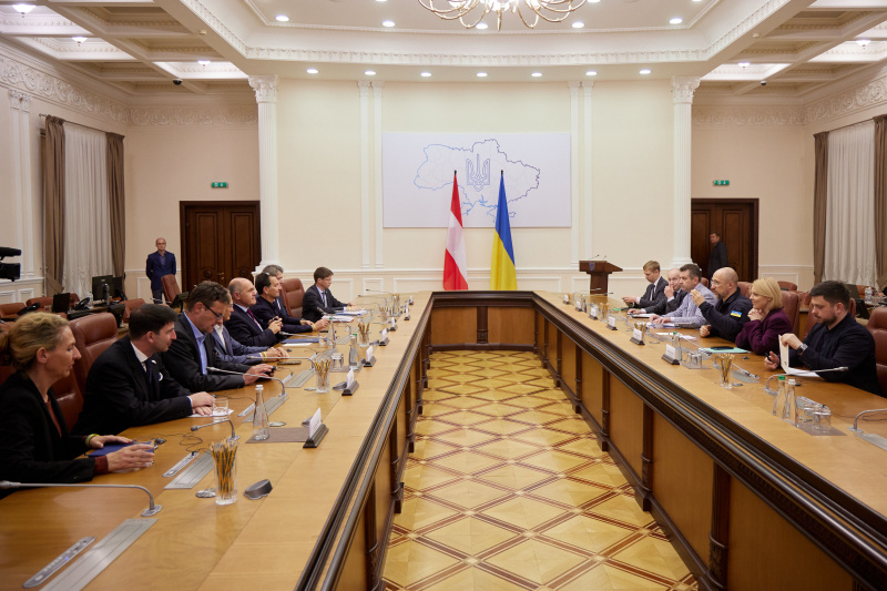 Aussprache. Linke Seite Österreichische Delegation mit Nationalratspräsident Wolfgang Sobotka (ÖVP) (4.von links). Rechte Seite Ukrainische Delegation mit Premierminister der Ukraine Denys Schmyhal (3.von rechts)