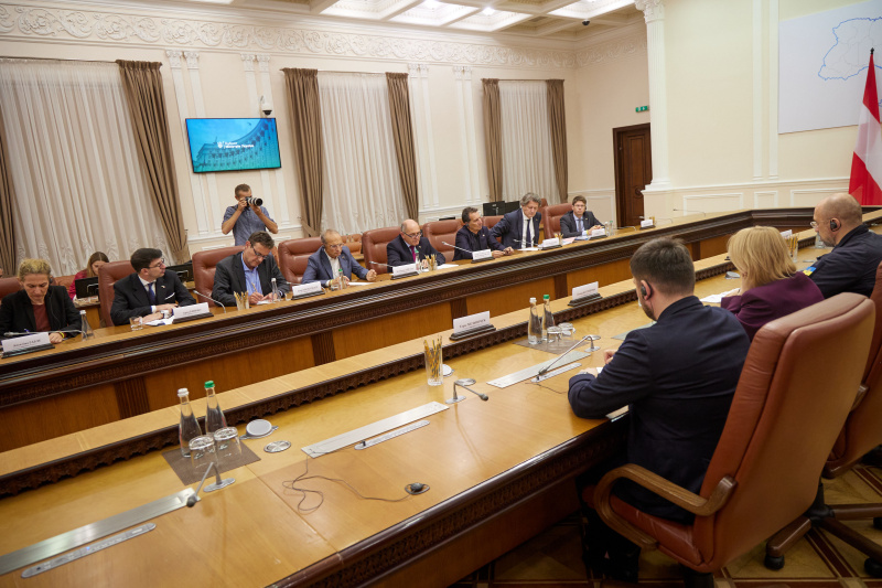 Aussprache. inke Seite Österreichische Delegation mit Nationalratspräsident Wolfgang Sobotka (ÖVP)(5. von links), rechte Seite Ukrainische Delegation mit Premierminister der Ukraine Denys Schmyhal (rechts)