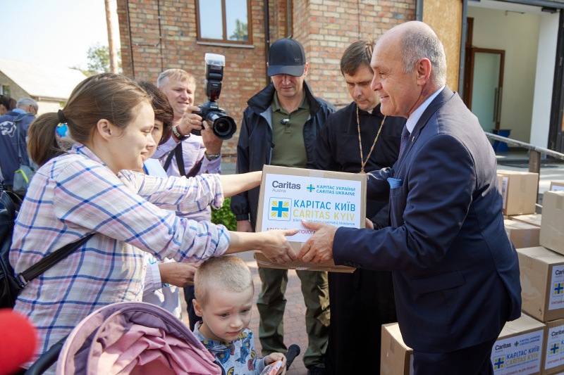 Besuch eines Caritas-Hilfsprojektes finanziert durch NiN/AKF. Nationalratspräsident Wolfgang Sobotka (ÖVP) übergibt ein Hilfspaket